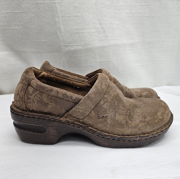 Born BOC Brown Embossed Floral Pattern Suede Clogs Women's Size 9 M/W - Picture 3 of 10